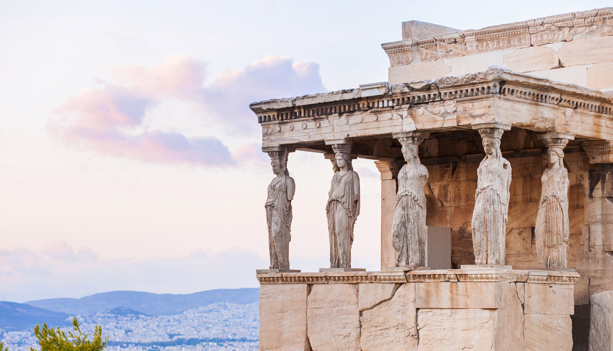 Die Antike in Griechenland erleben mit REISEBÜRO Wache, Erfurt; im Bild: Säulenfiguren am Tempel auf der Akropolis in Athen