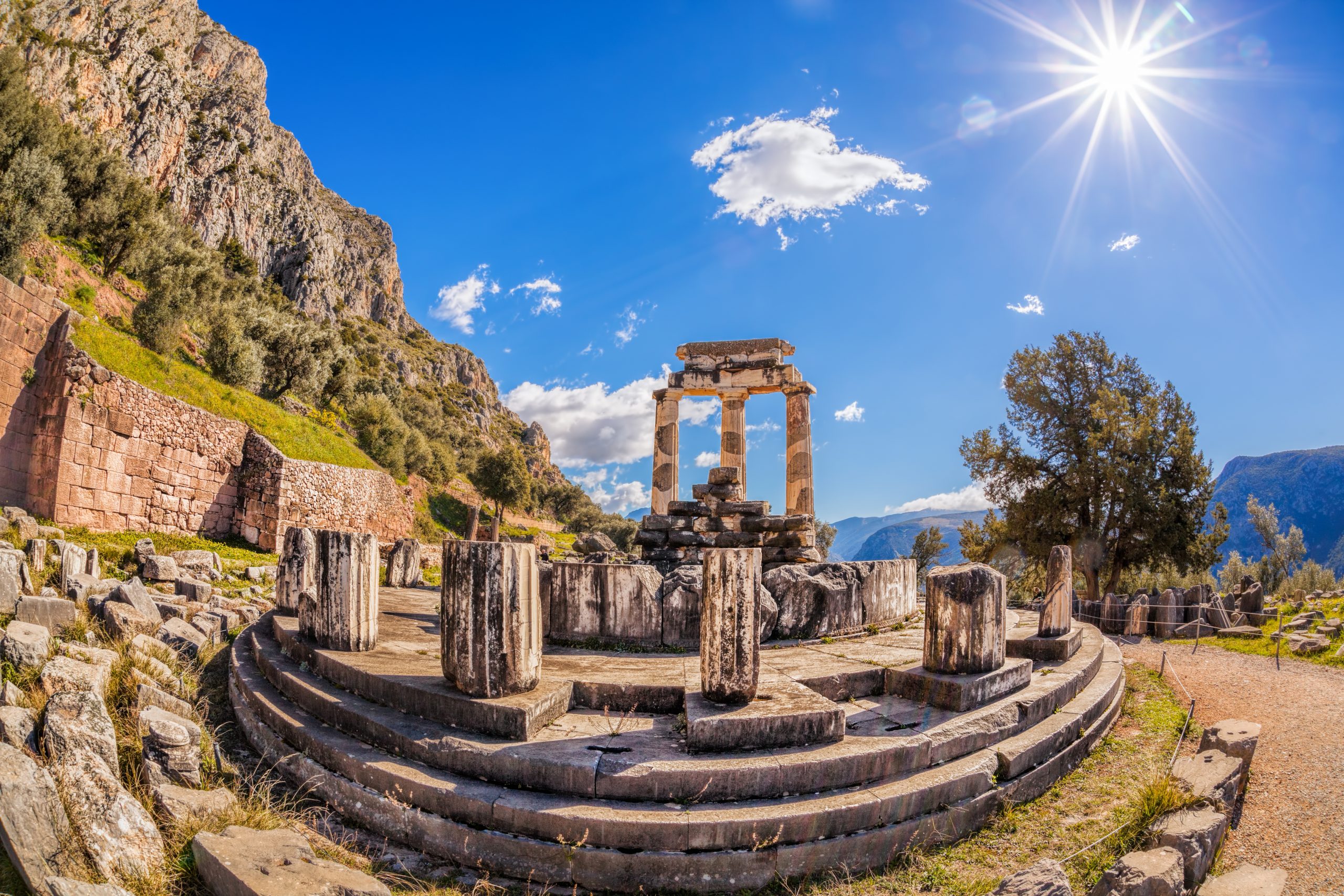 Griechenland Ausflug nach Delphi buchen beim REISEBÜRO Wache Erfurt; im Bild: die Ruinen des Apollontempel von Delphi