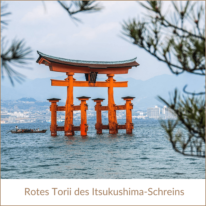 Japan Urlaub buchen bei REISEBÜRO Wache Erfurt; im Bild eine Holzkonstruktion mit zwei Pfosten und einem Dach, dazu mehrere Querstreben in rot; das rote Tor des Itsukushima-Schreins
