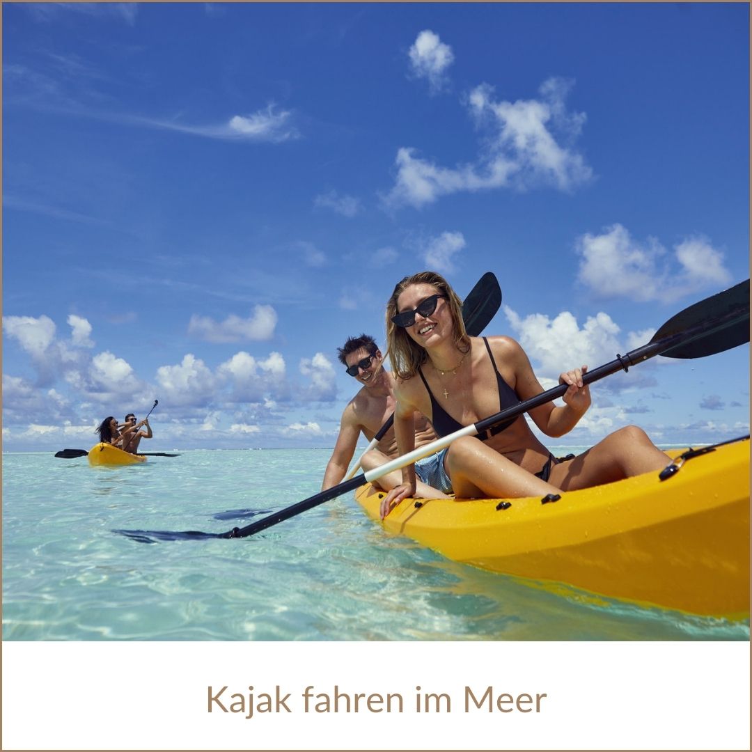 Erfurt REISEBÜRO Wache, im Bild: Kajak fahren auf den Malediven, Frau und Mann mit Sonnenbrillen sitzen in gelbem Kajak und paddeln lächelnd durch das hellblaue Meer