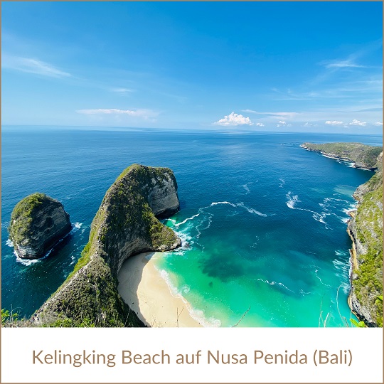 Urlaub Bali Sehenswürdigkeiten: Kelingking Beach auf Nusa Penida, Bali; im Bild: eine grün bewachsene, steile Landzunge, die ins grün-blaue Meer ragt, Blick von weit oberhalb der dadurch entstehenden Lagune