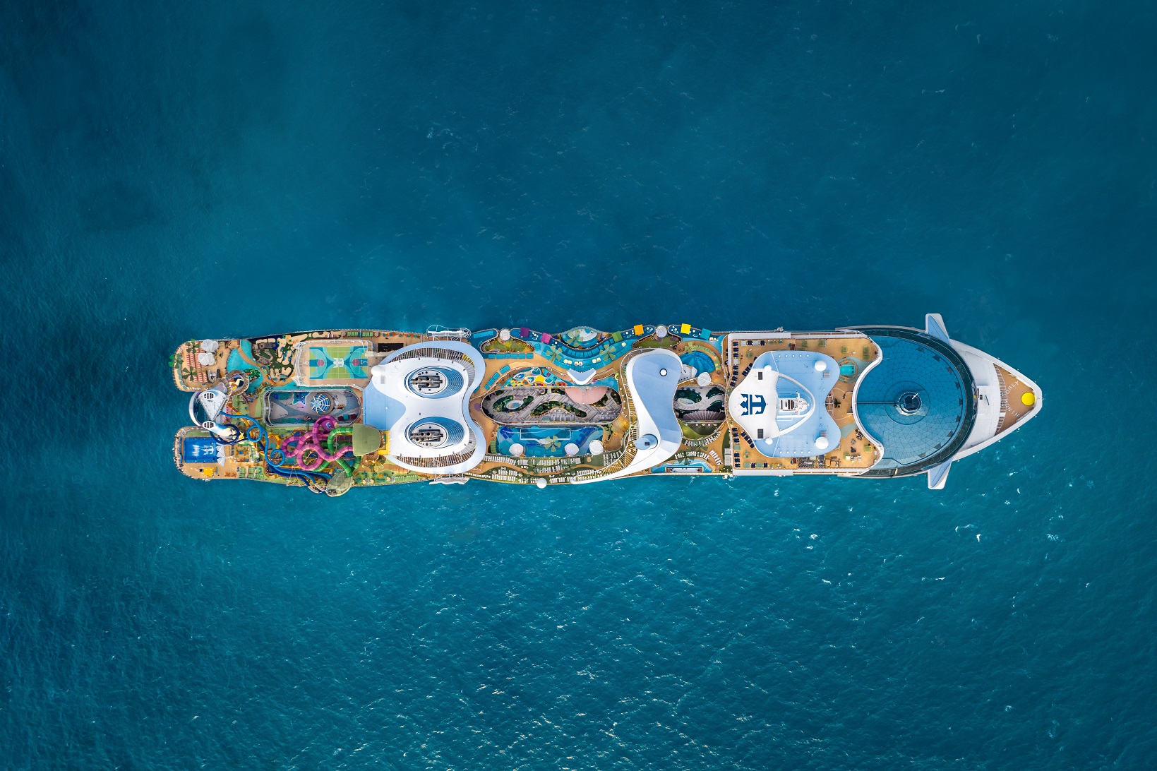 Das größte Kreuzfahrtschiff der Welt, die Icon of the Seas, buchen im Erfurter REISEBÜRO Wache; im Bild: Luftaufnahme vom Kreuzfahrtschiff Icon of the Seas im Wasser