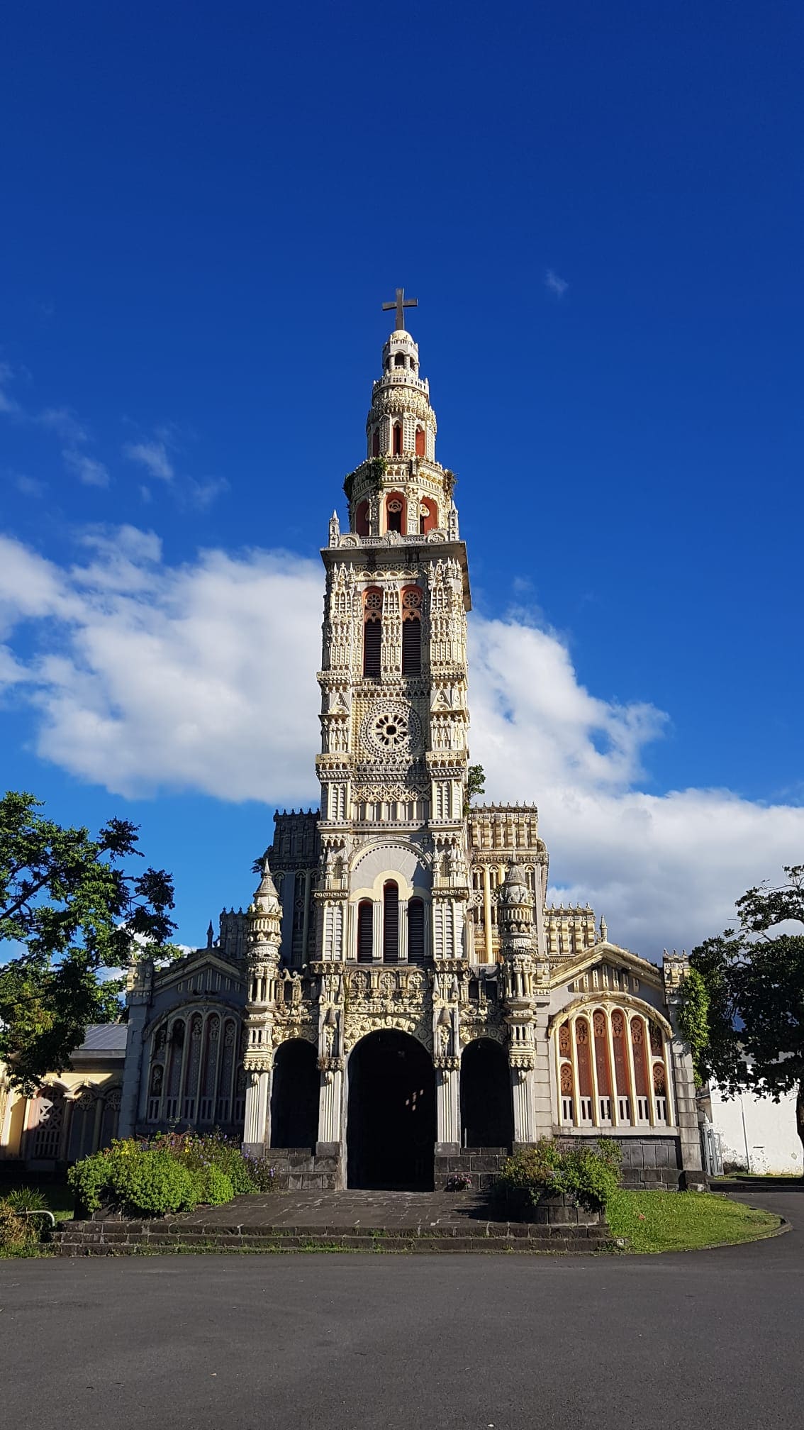 Kultur auf La Réunion erleben - dank Buchung beim REISEBÜRO Wache, Erfurt; im Bild: Die helle, hohe und verzierte Kirche Sainte-Anne auf La Réunion