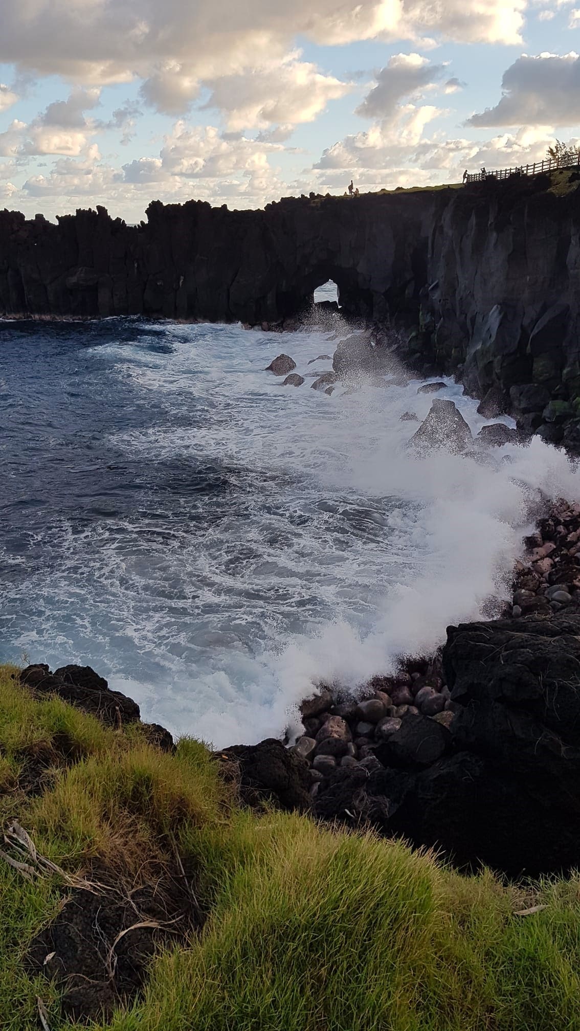 Natur Action Urlaub auf La Réunion beim REISEBÜRO Wache in Erfurt buchen; im Bild: Cap Merchant auf La Réunion, eine Öffnung in Felsen, durch die Meerwasser hereinströmt; Blick von oben