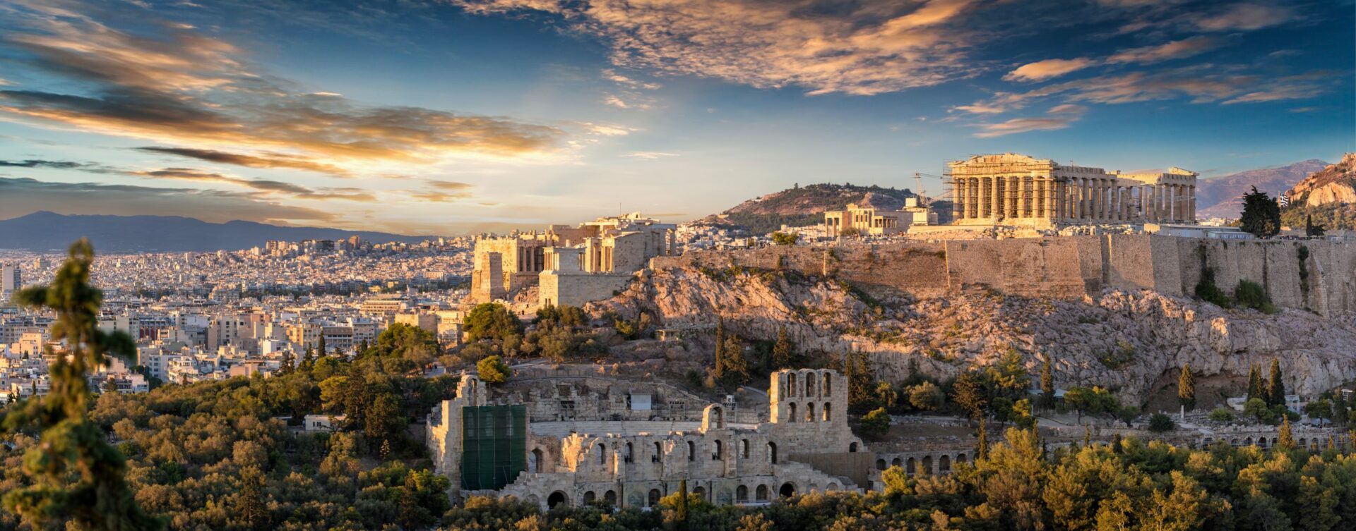 Bucket List Athen Akropolis, Griechenland beim REISEBÜRO Wache, Erfurt, buchen; im Bild: Blick auf Athen mit der auf einem Felsen stehenden Akropolis