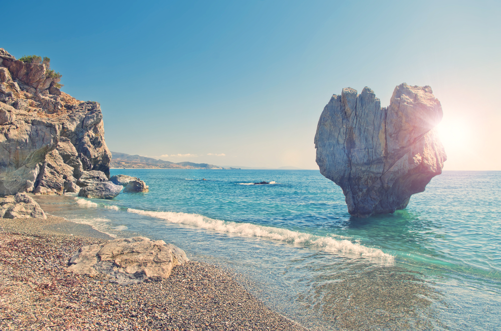 Urlaub Kreta buchen im REISEBÜRO Wache, Erfurt; im Bild: herzförmiger Fels im Wasser am Strand von Kreta
