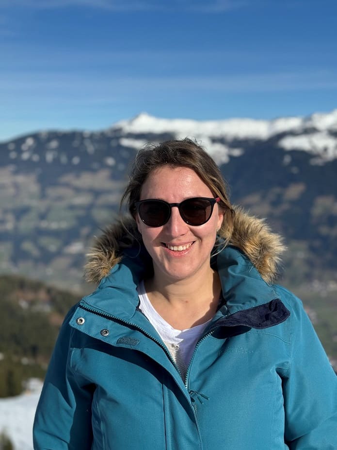 Winter Urlaub Lappland buchen beim REISEBÜRO Wache, Erfurt; im Bild: Reiseberaterin Sabine Amberg in Winterjacke und mit Sonnenbrille vor verschneitem Hintergrund